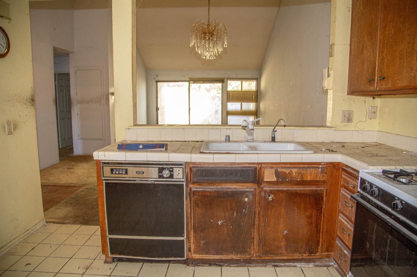 Via Viente kitchen before renovation